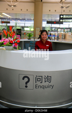 Shanghai Cina, quartiere cinese di Changning, aeroporto di Hongqiao, terminal 2, SHA, service desk, informazioni, donne asiatiche, mandarino, hanzi, personaggi, Foto Stock