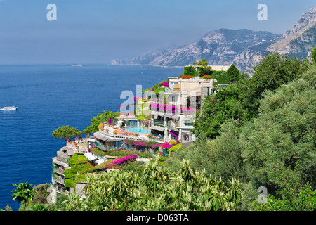 Elevato angolo di visione di un Hotel di lusso Il San Pietro di Positano, Campania, Italia Foto Stock