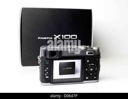 Fugi ammenda Pix X100 Fotocamera reflex digitale vista frontale con after market paraluce obiettivo Foto Stock
