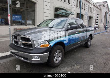 Plugin hybrid pickup truck parcheggiato sul Embarcadero. San Francisco, California Foto Stock