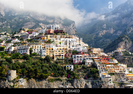 Basso angolo di vista di case costruito sul pendio di una collina, Positano, Campania, Italia Foto Stock