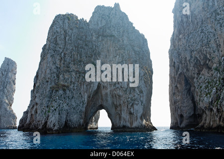 Vista ravvicinata delle rocce in mare, Faraglioni di Capri e della baia di Napoli, campania, Italy Foto Stock