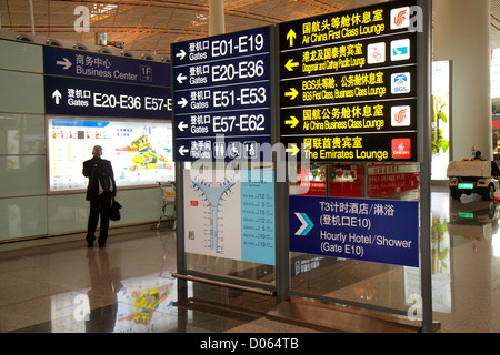 Cina,Asia,Estremo Oriente,Pechino,Aeroporto Internazionale di Pechino Capital,PEK,terminal,passeggeri passeggeri motociclisti,viaggiatori,mandarino,hanzi,personaggi,s Foto Stock