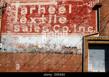 Tessili Tarheel Co segno dipinto sul vecchio edificio in Winston-Salem NC Foto Stock
