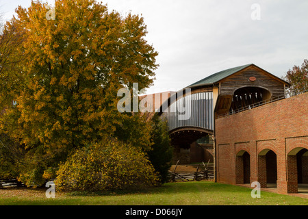 Ponte di legno nella Vecchia Salem, Winston-Salem NC Foto Stock