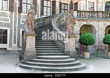 L'ingresso anteriore al castello preferito è stato costruito da Johann Michael Ludwig Rohrer 1710 1730 in Rastat. Germania. Foto Stock