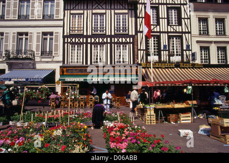 Il mercato dei fiori di RUE DE LA REPUBLIQUE PONT-AUDEMER EURE (27) Normandia Francia Foto Stock