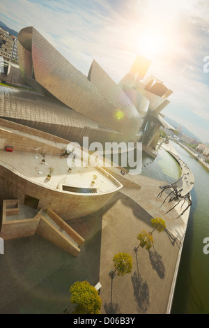 Vista da La Salve ponte del Guggenheim Museum e il fiume Nervion, Bilbao, Biscaglia, Paesi Baschi Foto Stock