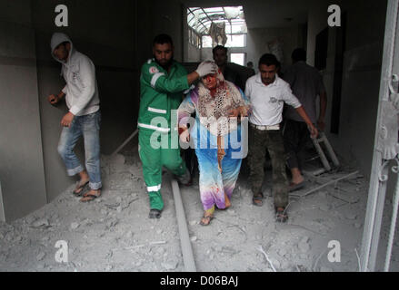 Nov. 19, 2012 - Gaza City, nella Striscia di Gaza, Territori palestinesi - medici palestinesi trattare una donna ferita dopo un attacco aereo israeliano a Gaza city, il 19 novembre 2012. Incursioni aeree israeliane domenica uccisi 31 palestinesi nel giorno più sanguinosi finora della sua campagna di aria sulla striscia di Gaza, come gli sforzi diplomatici per mediare una tregua intensificata (credito Immagine: © Ezz Al-Zanoon APA/images/ZUMAPRESS.com) Foto Stock