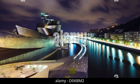 Panoramica vista notturna dal La Salve ponte del Guggenheim museum e del fiume Nervion, Bilbao, Biscaglia, Paesi Baschi Foto Stock