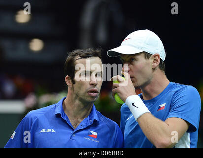 La Repubblica ceca è Tomas BERDYCH, destro e il suo compagno di squadra Radek STEPANEK: risultati nei, sinistra, reagiscono durante il loro tennis Coppa Davis finale raddoppia il match contro la Spagna è Marcel Granollers e Marc Lopez a Praga Repubblica Ceca, sabato, 17 novembre 2012. (CTK foto/Katerina Sulova) Foto Stock