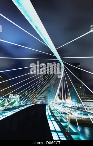 Zubizuri (ponte bianco), di notte, progettato da Santiago Calatrava. Bilbao Biscay, Paesi Baschi Foto Stock