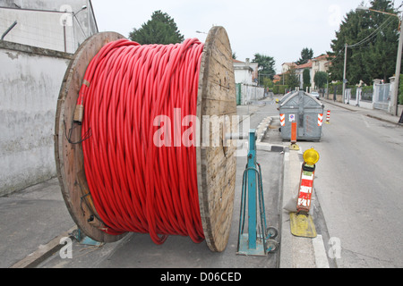 Bobina di cavo e fibra ottica nella strada durante la outdoor e posa sotterranea Foto Stock