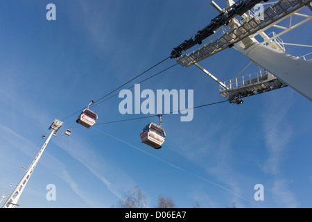 Due dei dieci gondole che attraversano il fiume Tamigi del (Emirati) Thames Funivia, ciascuna con una capacità massima di 10 passeggeri. La Emirates Air Line (noto anche come il Tamigi funivia) è un cavo di collegamento auto attraverso il Fiume Tamigi a Londra costruito con la sponsorizzazione da parte della compagnia aerea Emirates. Il servizio aperto il 28 giugno 2012 ed è gestito da trasporto per Londra. Il servizio, ha annunciato nel mese di luglio 2010 e un costo stimato di £ 60 milioni, comprende un 1-chilometro (0,62 mi) gondola linea che attraversa il Tamigi dalla penisola di Greenwich al Royal Docks. Foto Stock