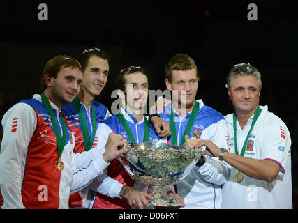 La Repubblica ceca è la Coppa Davis i membri del team, da sinistra a destra, Ivo Minar, Lukas Rosol, Radek STEPANEK: risultati nei, Tomas BERDYCH e Jaroslav Navratil tenere la Davis Cup Trofeo a Praga Repubblica Ceca, Domenica, 18 novembre 2012. La Repubblica ceca ha vinto il 2012 Davis Cup Trofeo battendo la Spagna 3-2. (CTK foto/Katerina Sulova) Foto Stock