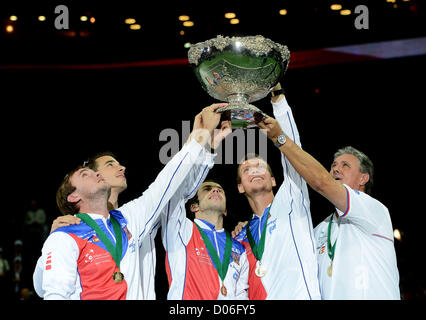 La Repubblica ceca è la Coppa Davis i membri del team, da sinistra a destra, Ivo Minar, Lukas Rosol, Radek STEPANEK: risultati nei, Tomas BERDYCH e Jaroslav Navratil tenere la Davis Cup Trofeo a Praga Repubblica Ceca, Domenica, 18 novembre 2012. La Repubblica ceca ha vinto il 2012 Davis Cup Trofeo battendo la Spagna 3-2. (CTK foto/Katerina Sulova) Foto Stock