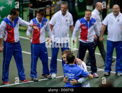 Radek STEPANEK: risultati nei, sinistra e Tomas BERDYCH di Repubblica Ceca, destra, celebrare dopo STEPANEK: risultati nei vincendo Coppa Davis finale tennis singles match contro la Spagna di Nicolas ALMAGRO in Praga Repubblica Ceca, Domenica, 18 novembre 2012. La Repubblica ceca ha vinto il 2012 Davis Cup Trofeo battendo la Spagna 3-2. (CTK foto/Michal Kamaryt) Foto Stock