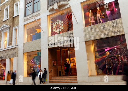 Louis Vuitton il flagship store in New Bond Street che offre la più recente viene visualizzata la finestra come del 17-11-2012. Foto Stock