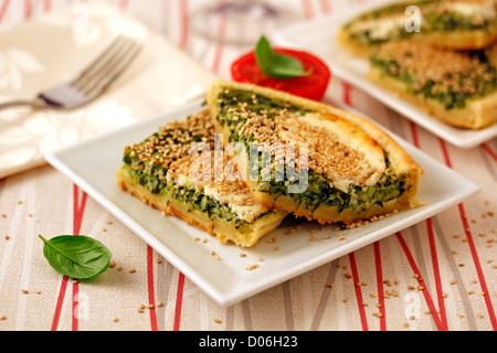 Pasta sfoglia con spinaci e formaggio di capra. Ricetta disponibile. Foto Stock