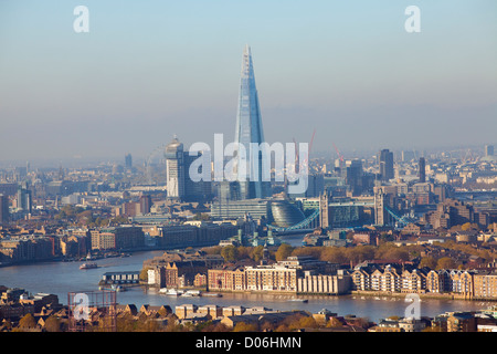 Vista guardando verso ovest lungo il fiume Tamigi di fronte all'edificio di Shard, Londra da Canary Wharf, London, England, Regno Unito Foto Stock