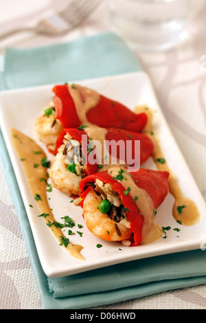 Farcite 'piquillo' peperoni con riso selvatico e gamberi. Ricetta disponibile. Foto Stock