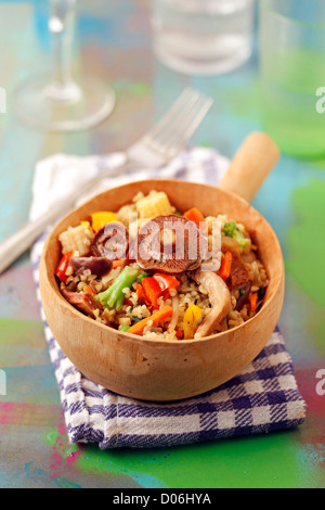 Bulgur di grano con funghi e verdure. Ricetta disponibile. Foto Stock