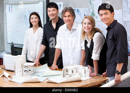 Team di architetti che lavorano in studio Foto Stock