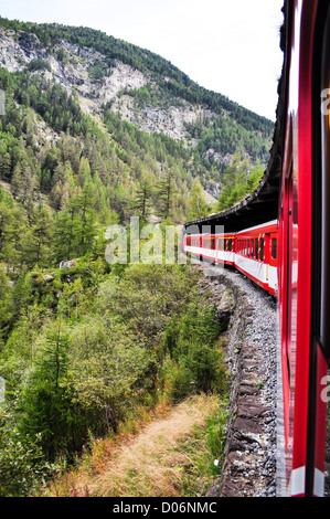 Il trenino rosso è il titolo per Zermatt, Svizzera Foto Stock