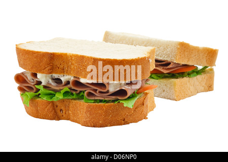 Una insalata di manzo e rafano sandwich made di fresco con fette di pane tagliato a metà con il focus sul riempimento Foto Stock