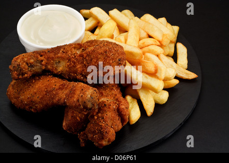 Tre pezzi di Croccante di pollo fritto con patate fritte Foto Stock