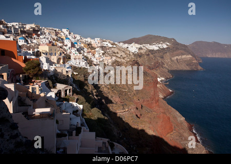 Villaggio di Oia, sulle scogliere vulcaniche di Santorini (Thera), Grecia Foto Stock