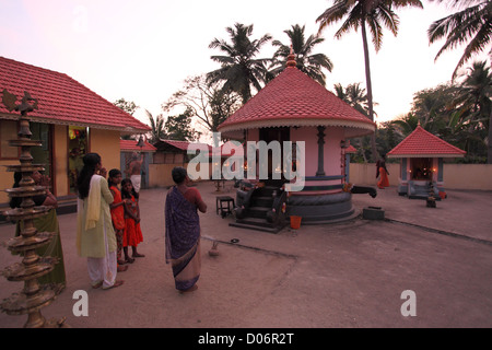 Vista di un tempio indù in India Kerala con la classica architettura del Kerala. Foto Stock