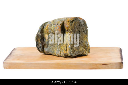 Pane a fette di pane ammuffito su bianco Foto Stock