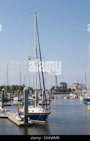 Barche a vela legata alle banchine galleggianti in Fernandina Harbour Marina in Fernandina Beach, Amelia Island, Florida Foto Stock