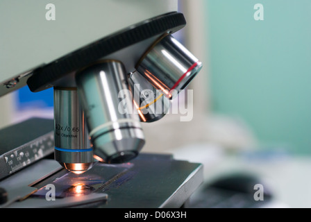 Primo piano di microscopi lenti. Profondità di campo. Focus su 'blu' lente. La foto è stata scattata nel laboratorio reale. Foto Stock