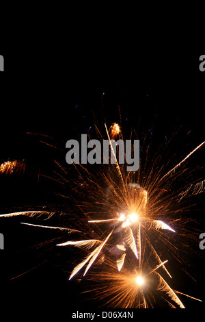 Scintille di grandi fuochi d' artificio vigilia di capodanno Foto Stock