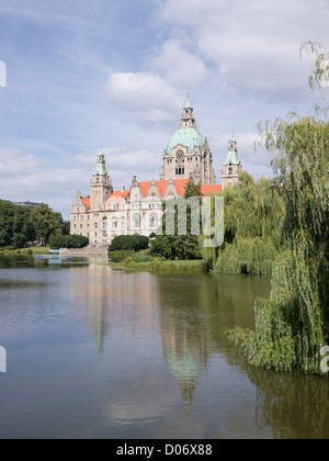 Il Neues Rathaus (nuovo municipio di Hannover, Germania. Esso è impostato in un parco pubblico con alberi e un grande lago. Foto Stock