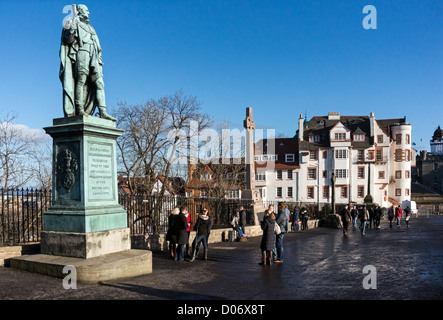 Statua del maresciallo di campo Sua Altezza Reale Federico il Duca di York e Albany K.G. situato sul Castello di Edimburgo Esplanade Foto Stock
