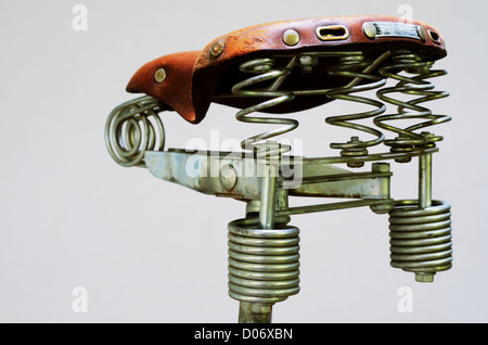 Vecchia pelle vintage sella di bicicletta con molla in metallo Foto Stock