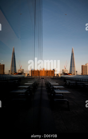 La Shard, 32 London Bridge architetto Renzo Piano che domina il paesaggio della città vista dal terrazzo del tetto della Tate Modern Foto Stock