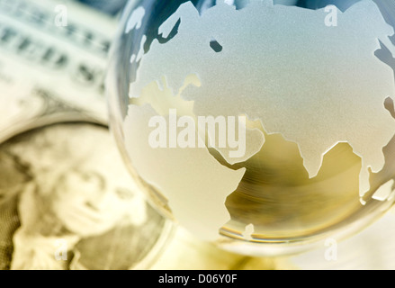 Globo e dollari americani. Finanza globale concetto Foto Stock