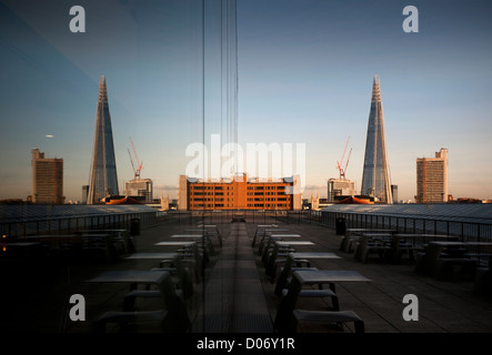 La Shard, 32 London Bridge architetto Renzo Piano che domina il paesaggio della città vista dal terrazzo del tetto della Tate Modern Foto Stock