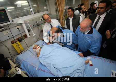 Nov. 19, 2012 - Gaza City, nella Striscia di Gaza, Territori palestinesi - Il leader dell'Egitto islamico di libertà e di giustizia parte Saad al-Katatni visite i feriti palestinesi di al-Shifa Hospital durante la sua visita alla striscia di Gaza, nella città di Gaza, nov. 19, 2012. APAimages  Yasser Qudih, piscina (credito Immagine: © Apaimages APA/images/ZUMAPRESS.com) Foto Stock