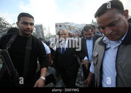 Nov. 19, 2012 - Gaza City, nella Striscia di Gaza, Territori palestinesi - Il leader dell'Egitto islamico di libertà e di giustizia parte Saad al-Katatni passeggiate sulle macerie del distrutto Gabinetto palestinese durante la sua visita alla striscia di Gaza, nella città di Gaza, nov. 19, 2012. APAimages  Yasser Qudih, piscina (credito Immagine: © Apaimages APA/images/ZUMAPRESS.com) Foto Stock