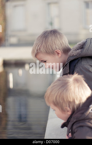 Ragazzi in piedi insieme sulla ringhiera. Foto Stock