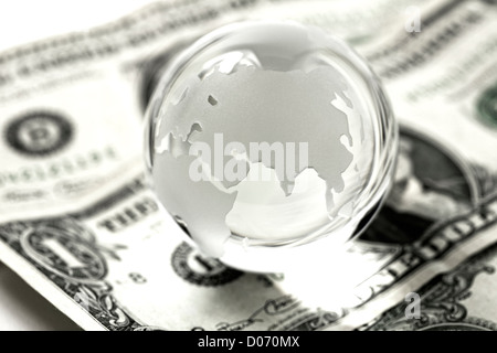 Globo e dollari americani su sfondo bianco. Foto Stock