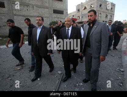 Nov. 19, 2012 - Gaza City, nella Striscia di Gaza, Territori palestinesi - Il leader dell'Egitto islamico di libertà e di giustizia parte Saad al-Katatni passeggiate sulle macerie del distrutto casa palestinese durante la sua visita alla striscia di Gaza, nella città di Gaza, nov. 19, 2012. APAimages  Yasser Qudih, piscina (credito Immagine: © Apaimages APA/images/ZUMAPRESS.com) Foto Stock