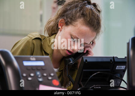 Ashdod, Israele. Xix Nov, 2012. Soldati IDF rafforzare la Ashdod comando comunale e il centro di controllo di emergenza di coordinamento e di vita-operazioni di salvataggio fra Comune e casa militare di comando anteriore nella luce del missile e lancio di missili da Gaza palestinesi. Il centro di controllo, che di solito serve la città di 250 mila in materia comunale, è ora rafforzato con la manodopera a trattare con il Pilastro della difesa offensiva a Gaza e in situazioni di emergenza. Foto Stock