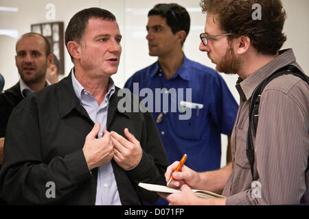 Ashdod, Israele. Xix Nov, 2012. Ministro della diplomazia pubblica e gli affari della Diaspora, Yuli Edelstein (L), visite di Ashdod Municipal centro di comando e controllo alla luce del missile e lancio di missili da Gaza palestinesi come pilastro della difesa offensiva entra nel suo sesto giorno. Il centro di controllo, che di solito serve la città di 250 mila in materia comunale, è ora rafforzato con la manodopera a trattare con il Pilastro della difesa offensiva a Gaza e in situazioni di emergenza. Foto Stock