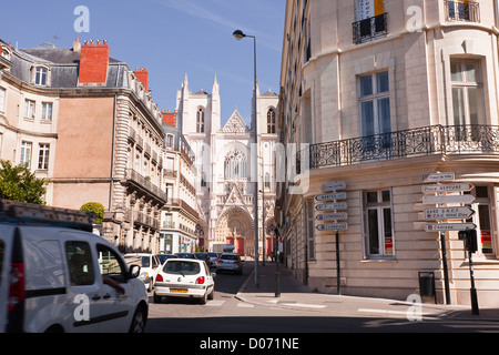 Le strade di Nantes e la cattedrale di San Pietro e Paolo, Francia. Foto Stock